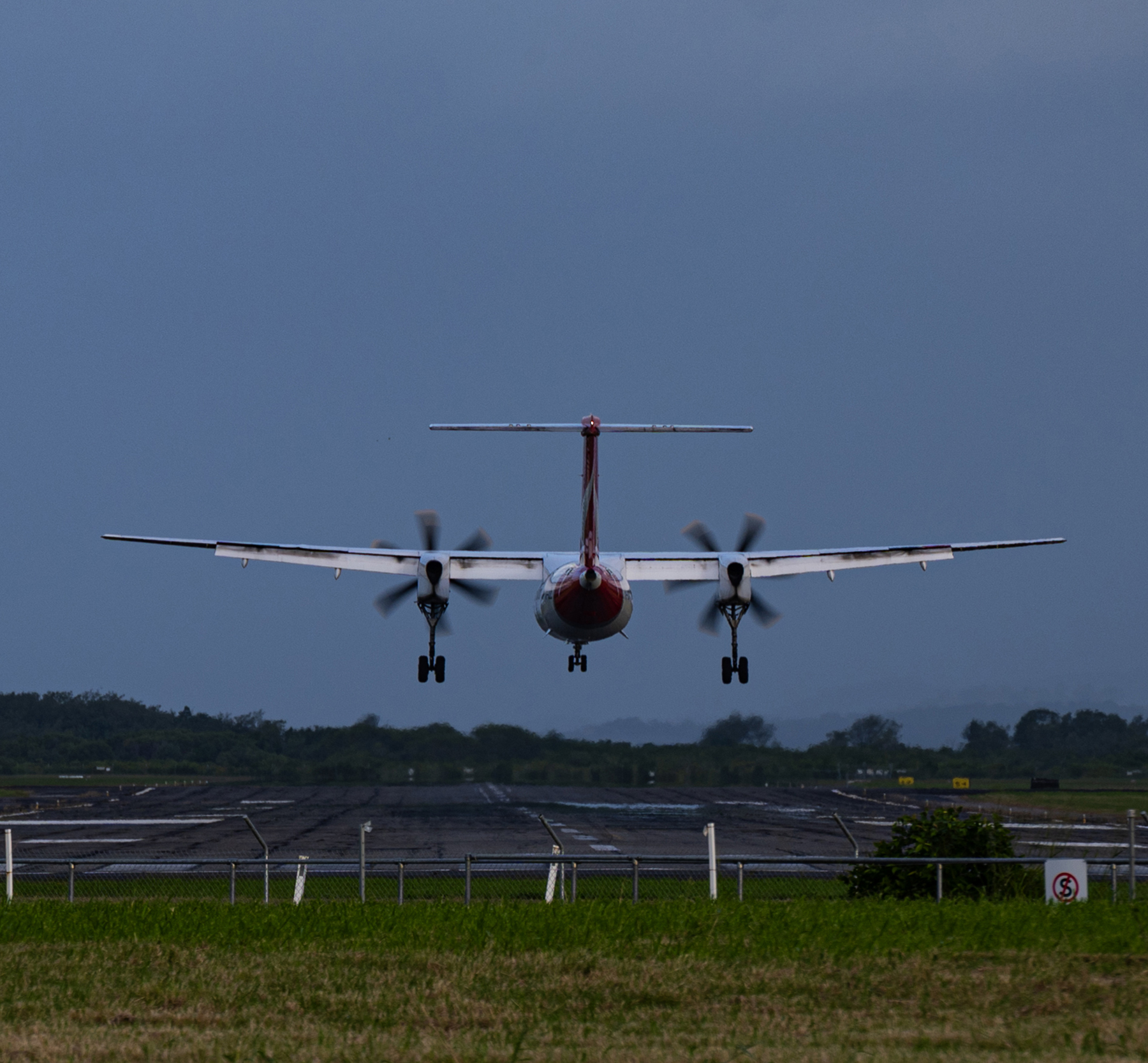 Dash 8 landing